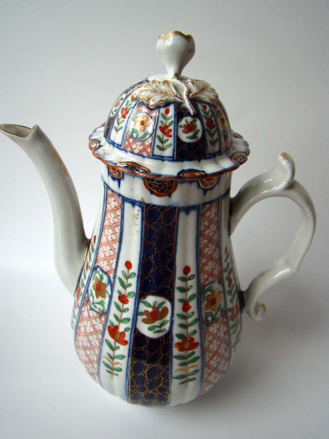 A Worcester porcelain "Japan" pattern four piece tea and coffee service circa 1770-1775 — image 2